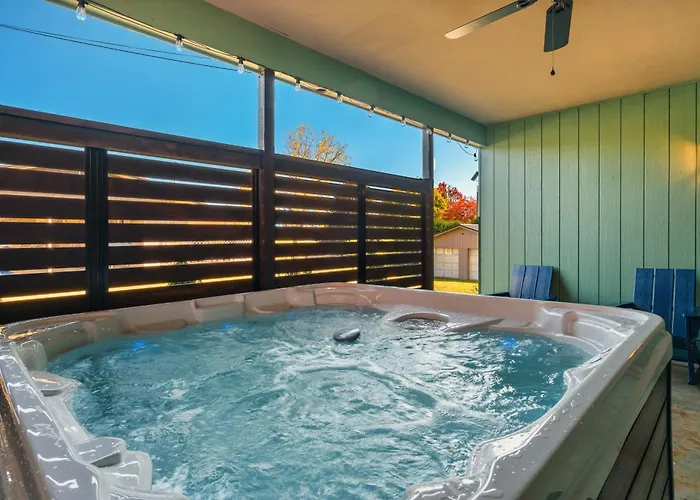 Modern Pigeon Forge Gem Near Dollywood, Gatlinburg & Smokies - 2 Mins To Pkwy & Strip, Hot Tub, Fire Pit, Cable, Hi-Speed Wifi