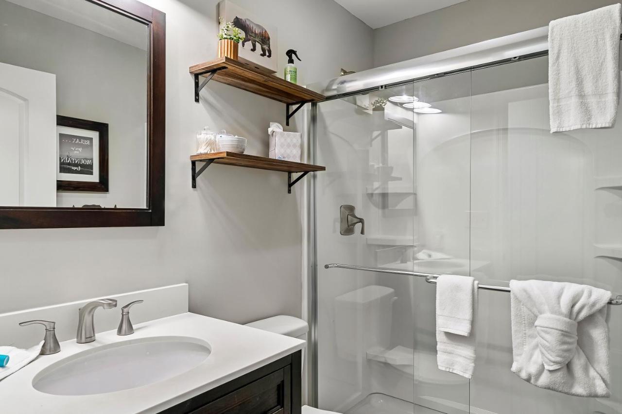 Mountain View Lodge: Retreat With Future Hot Tub