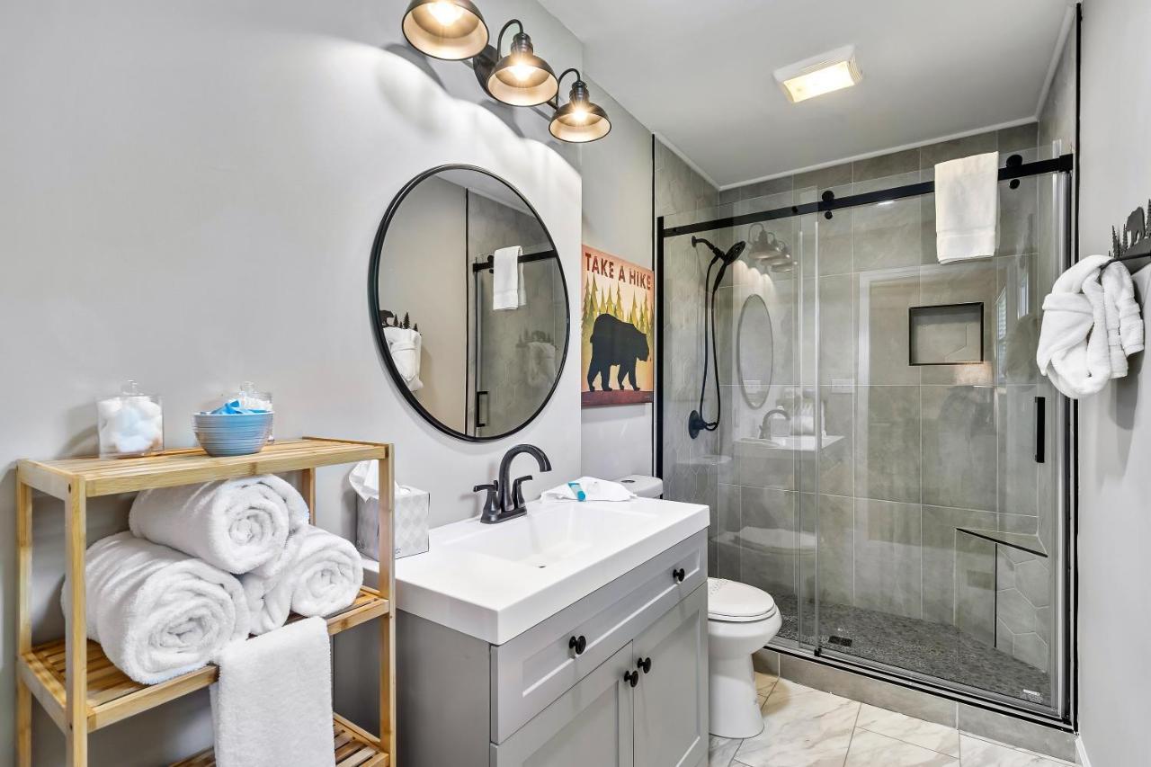 Modern Gem Near Dollywood, Gatlinburg & Smokies - 2 Mins To Pkwy & Strip, Hot Tub, Fire Pit, Cable, Hi-speed Wifi Hébergement de vacances Pigeon Forge