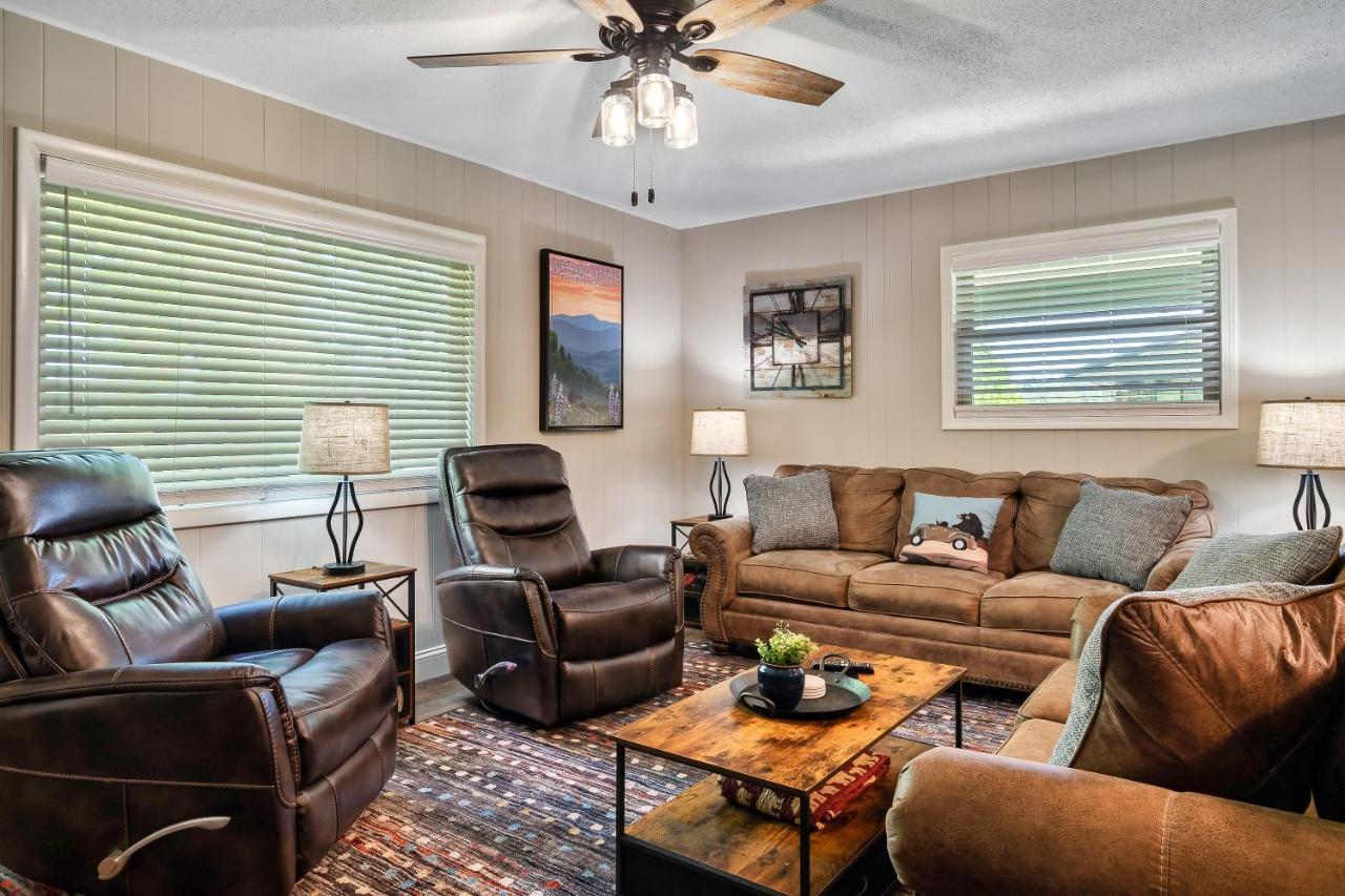 Modern Gem Near Dollywood, Gatlinburg & Smokies - 2 Mins To Pkwy & Strip, Hot Tub, Fire Pit, Cable, Hi-speed Wifi Hébergement de vacances