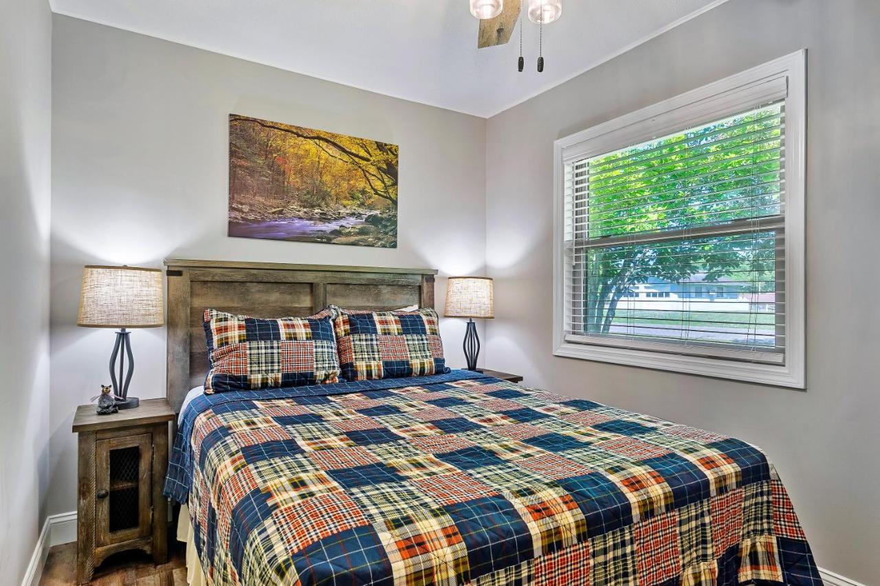 Modern Gem Near Dollywood, Gatlinburg & Smokies - 2 Mins To Pkwy & Strip, Hot Tub, Fire Pit, Cable, Hi-speed Wifi Hébergement de vacances