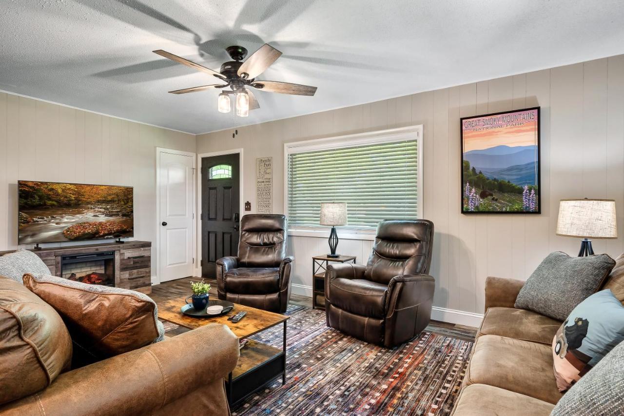 Modern Gem Near Dollywood, Gatlinburg & Smokies - 2 Mins To Pkwy & Strip, Hot Tub, Fire Pit, Cable, Hi-speed Wifi Pigeon Forge
