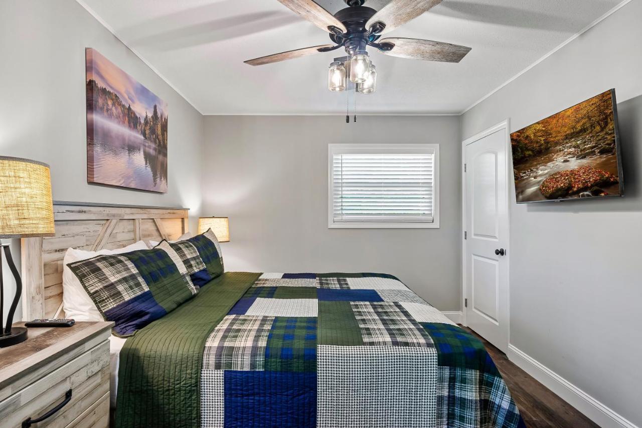 Modern Gem Near Dollywood, Gatlinburg & Smokies - 2 Mins To Pkwy & Strip, Hot Tub, Fire Pit, Cable, Hi-speed Wifi Hébergement de vacances *