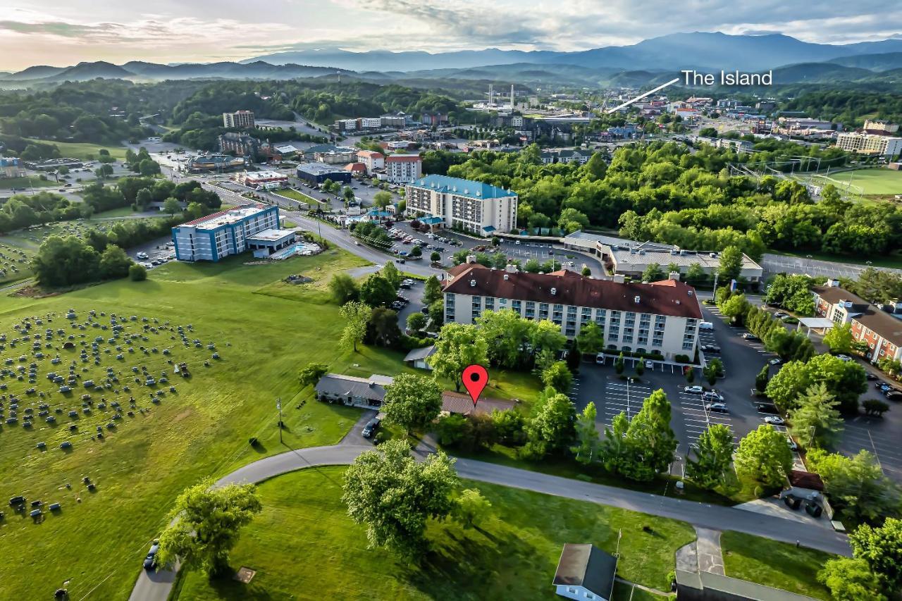 Modern Gem Near Dollywood, Gatlinburg & Smokies - 2 Mins To Pkwy & Strip, Hot Tub, Fire Pit, Cable, Hi-speed Wifi